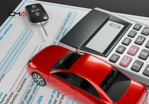 Chave com veículo em miniatura e calculadora ao lado