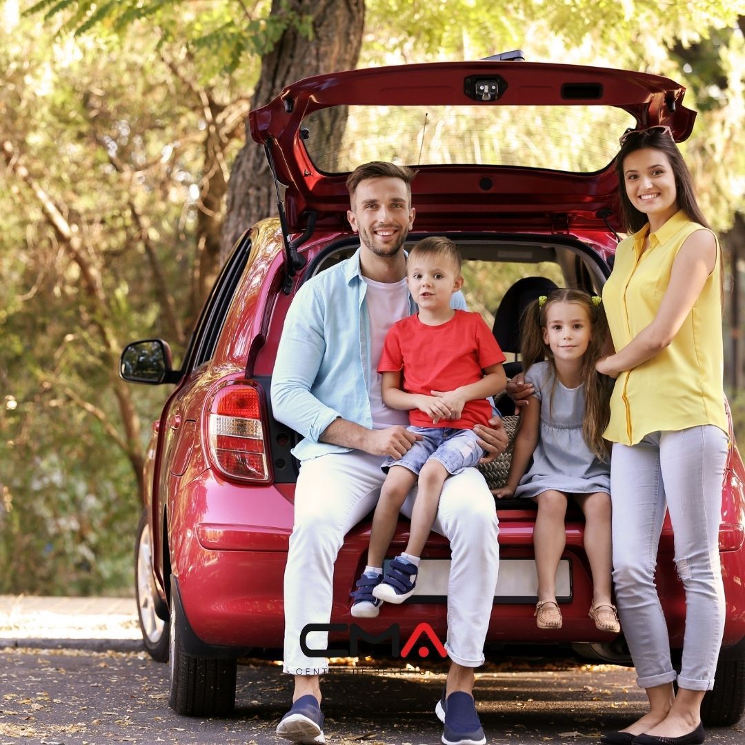 Proteção veicular com carro vermelho, nos tons da identidade visual da CMA